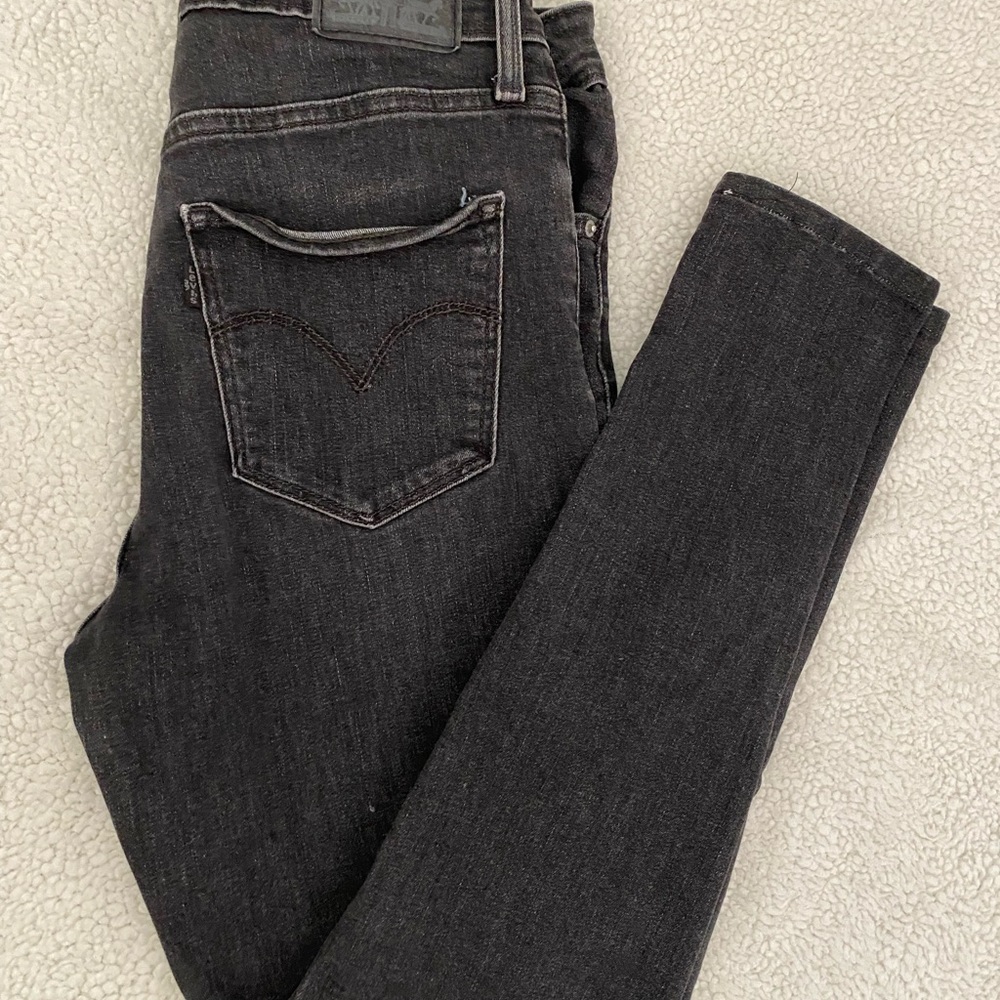 Final Sale ‼️Women’s Jeans Levi’s Size: 28